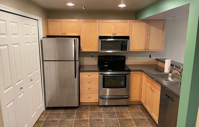 Spacious, Top Floor 2 Bed 2 Bath w/Pool and Gym