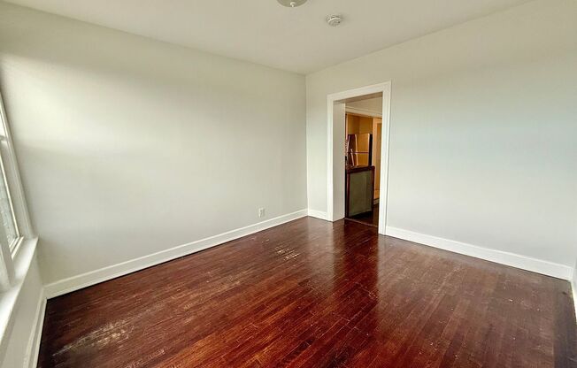 3 beds, 1 bath, $2,700, Unit Apt 3