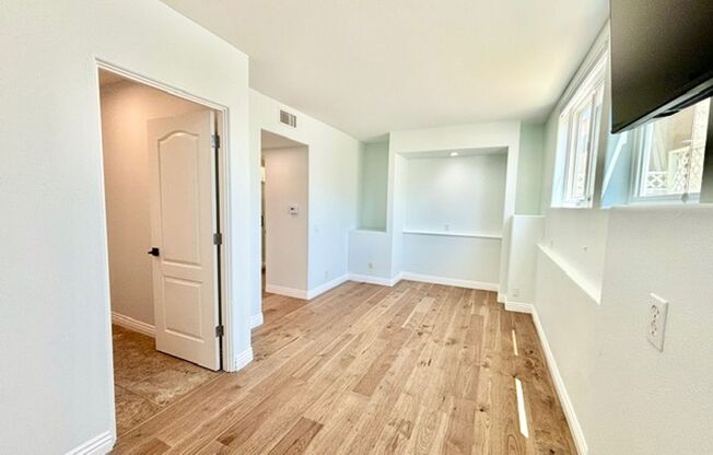 Hollywood Beach | Oxnard | 3 Bed + 3.5 Bath | Los Feliz