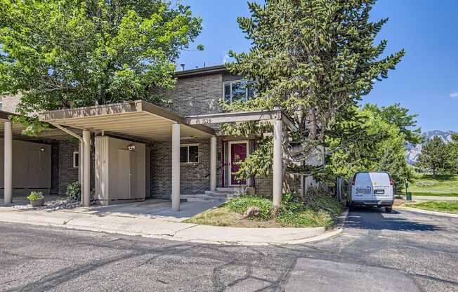 4b/3.5ba 3 Story Condo in Table Mesa!
