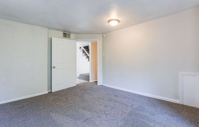 3 beds, 1 bath, $1,525, Unit South Side Slopes