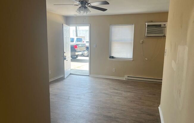 2 beds, 1 bath, $1,100