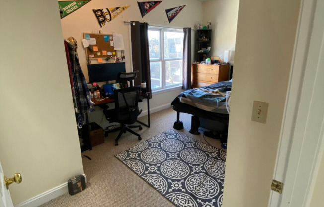 2-Fl Duplex Available for June! 3-beds, 2.5 Baths