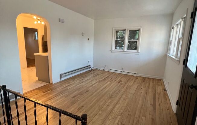 2 beds, 1 bath, $1,425, Unit EHWST