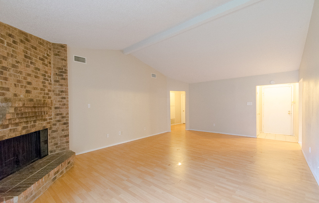 Beautifully crafted 3-2-2 in Plano! Laminate Wood Flooring Throughout!