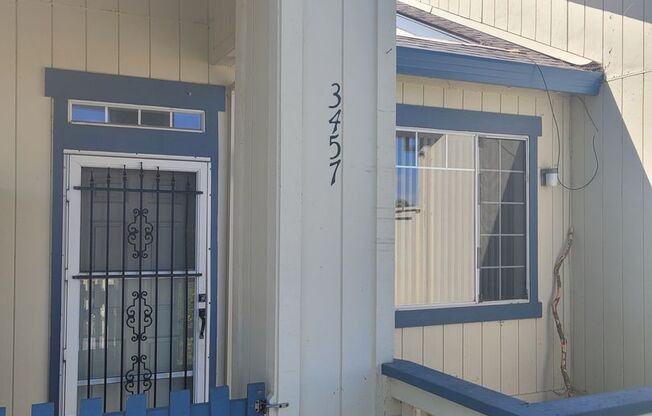 3-bed 2-bath townhouse with a breathtaking Delta view!