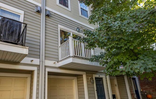Charming 2Bed/2Bath w/ Den in Butchers Hill - Garage Parking!