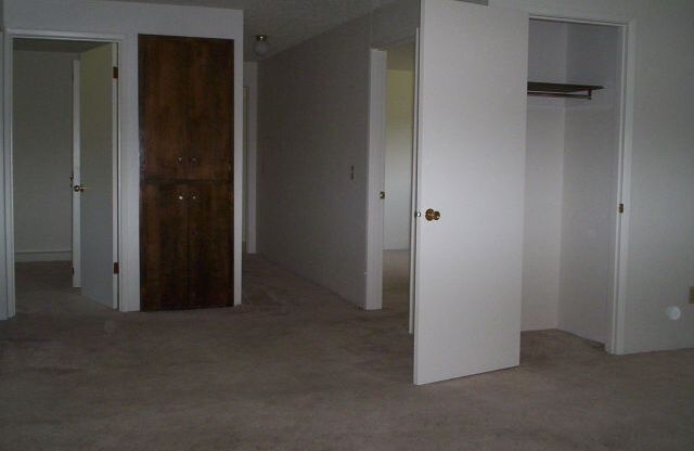 3 beds, 1 bath, 1,125 sqft, $1,695, Unit 1923