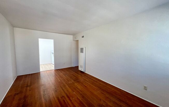 1BD 1BA Unit on the border of Hillcrest and University Heights - Freshly Painted, NEW Stove