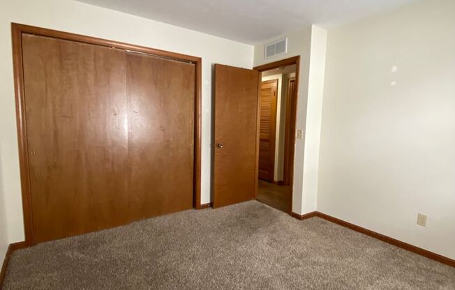 2 beds, 1 bath, $895, Unit APT. 3