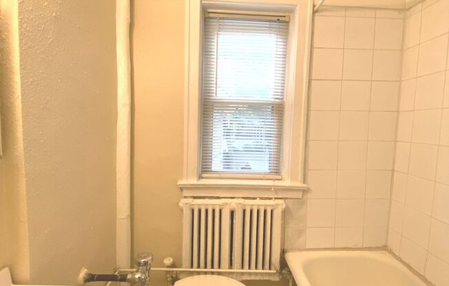 Studio, 1 bath, $725, Unit 25