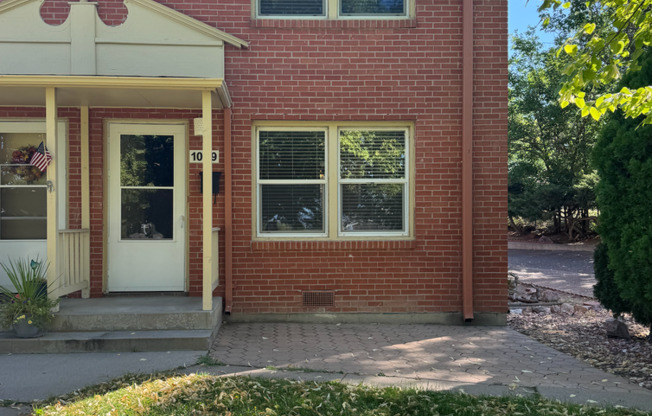 Move-In Special! FREE 50" TV for Qualified Tenants!