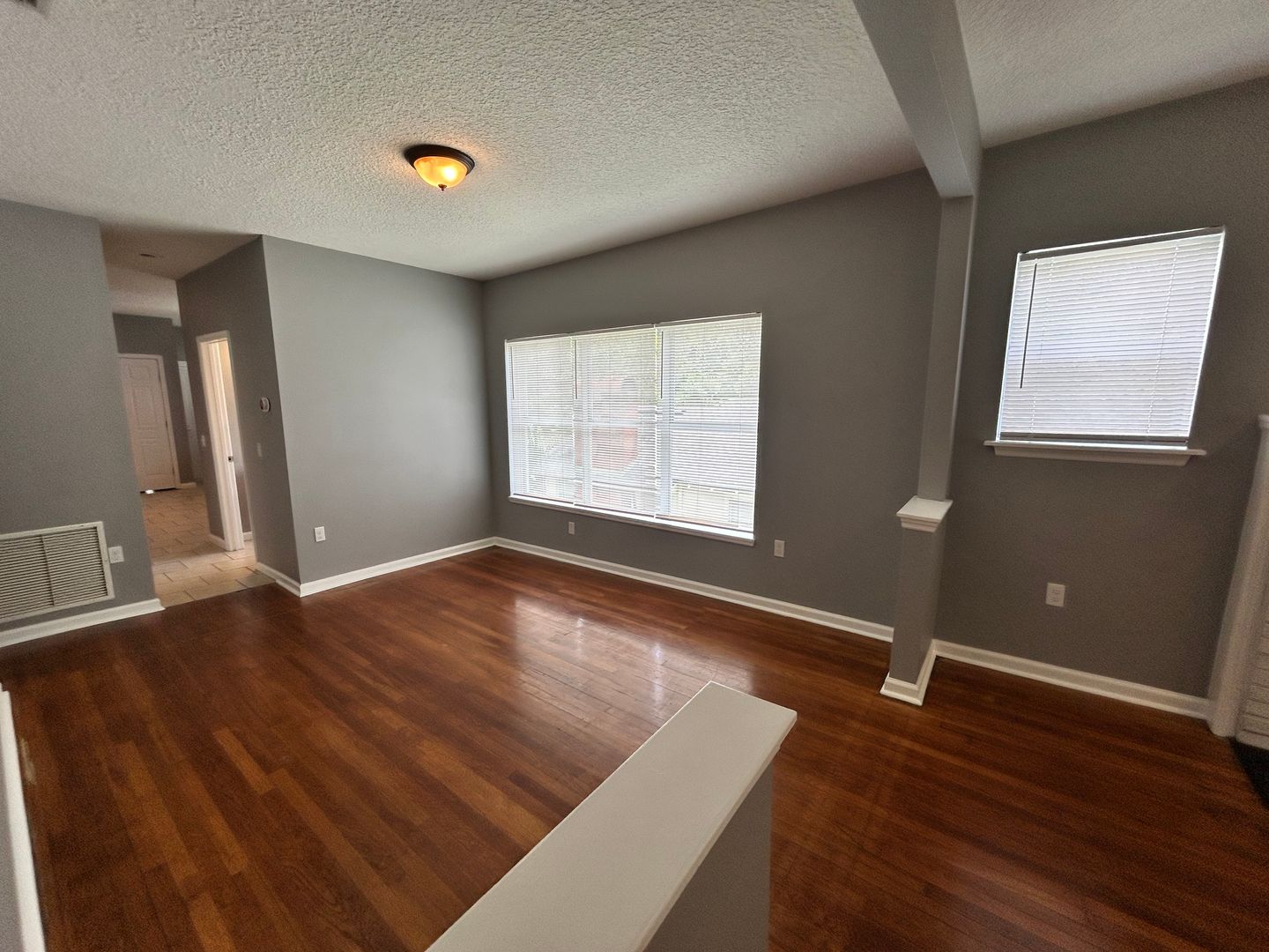 2/2 2nd Floor w/ Balcony Unit in Murray Hill!
