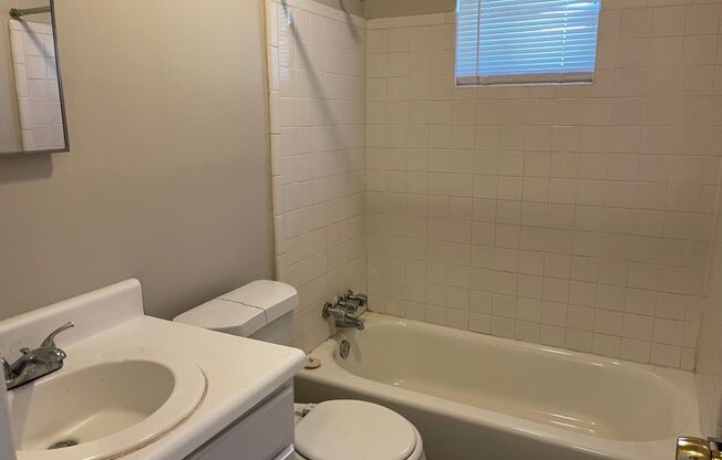 2 beds, 1 bath, $850, Unit 315 W Camel Street- A