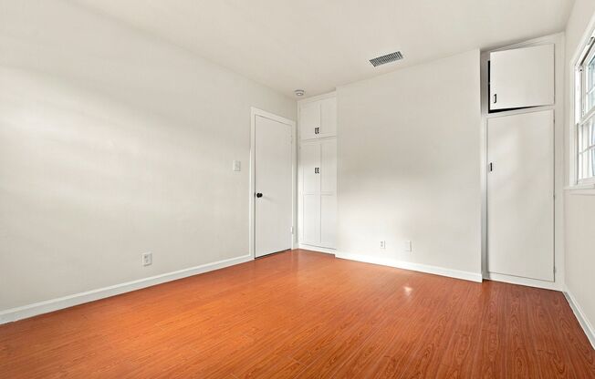 3 beds, 1.5 baths, $4,300