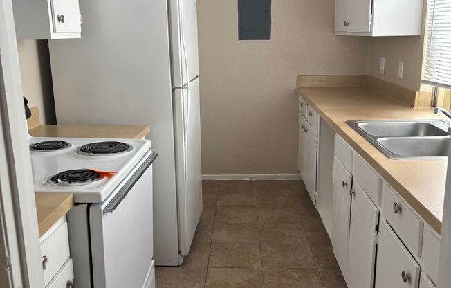 3 beds, 2 baths, 1,200 sqft, $1,905, Unit 3-1636-B