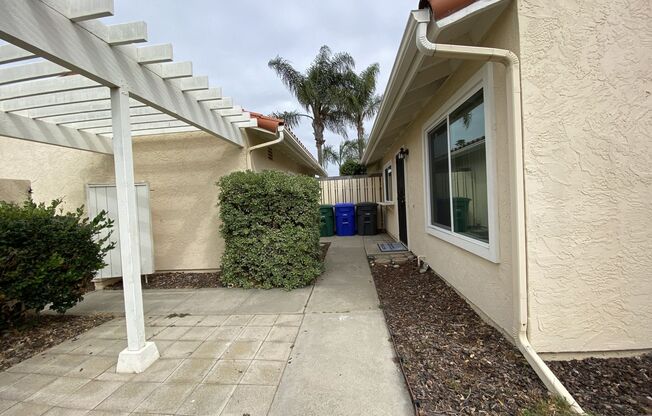 2+bd/1ba Single Story Duplex Minutes Drive From the Ocean!