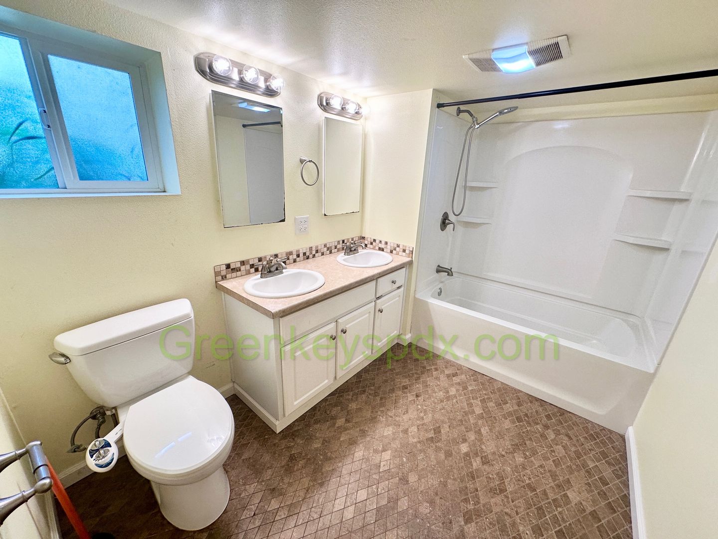 3-Bedroom, 2-Bathroom House with Attached Garage Near Belmont and SE 45th