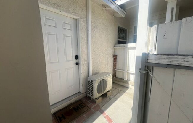 Charming Winnetka Studio (ADU)! Laundry In Unit!