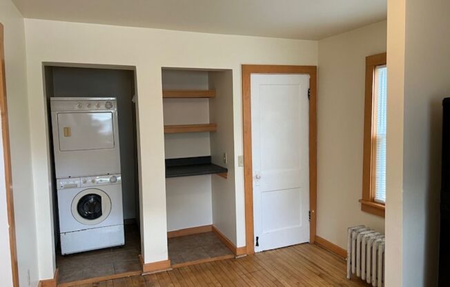 2 Bedroom / 1 1/2 bath in Lake neighborhood