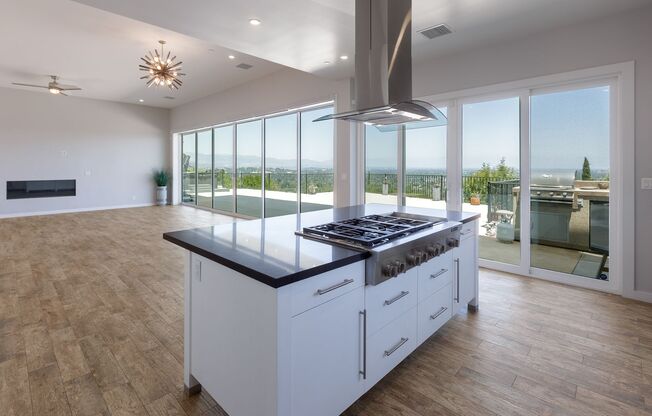 4 Br 5 Ba with STUNNING VIEWS and Jacuzzi
