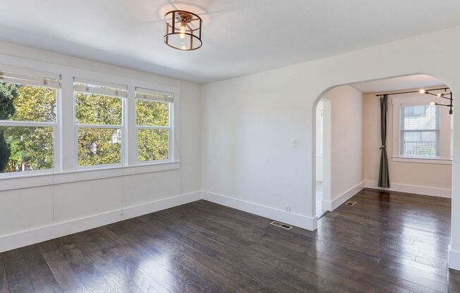 THREE BEDROOM / TWO BATH HOME IN NICE NEIGHBORHOOD CLOSE TO ALBERT PARK AND DOWNTOWN