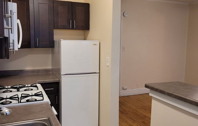 Studio, 1 bath, $895, Unit 14