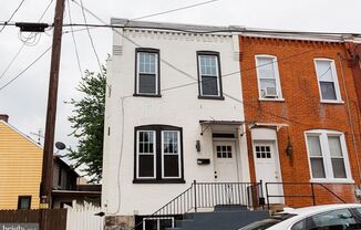 Charming Renovated 2 Bedroom Home with Modern Amenities in The Heart Of Cabbage Hill!