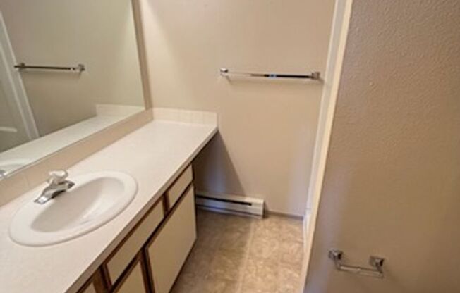 2 beds, 2 baths, 976 sqft, $1,350, Unit 11