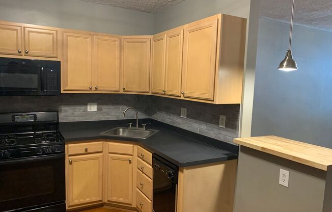 2 beds, 1 bath, $1,525, Unit Apt. #1