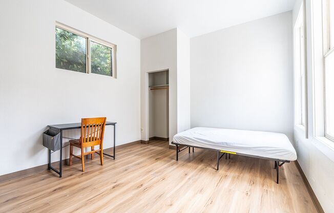 Charming Renovated Studio in Historic Columbia City (Shared Bathroom)