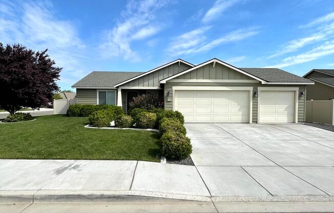 Beautiful Three Bedroom Two Bath in Kennewick