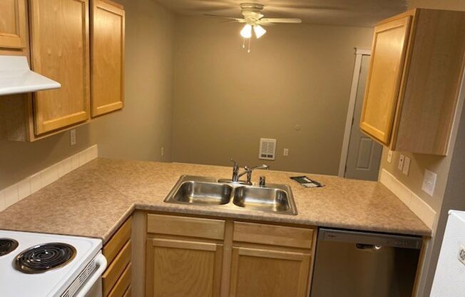 2 beds, 2 baths, 956 sqft, $1,395, Unit 043