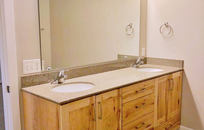 3 beds, 2.5 baths, $2,250, Unit 307