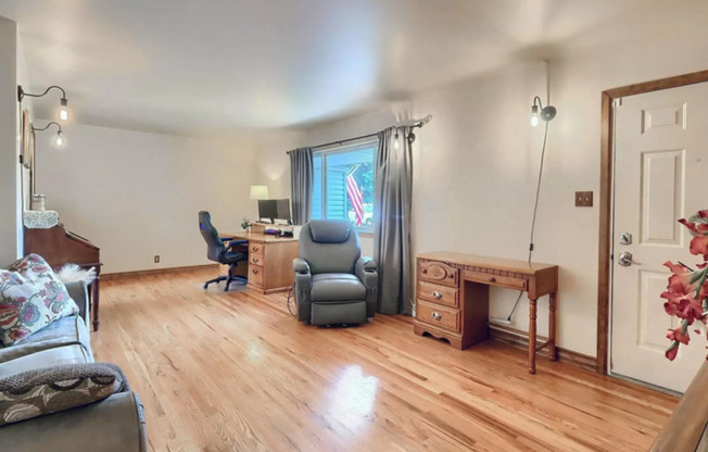 Huge room in a large shared home, private bathroom, great neighborhood, friendly roommates!