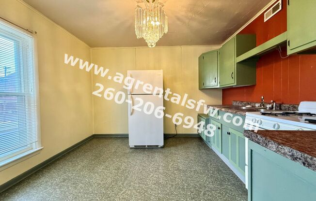 3 beds, 1 bath, 900 sqft, $925, Unit 922 Warren St