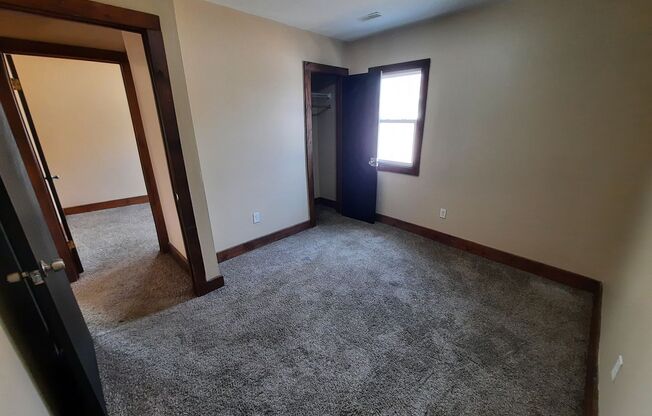 3 beds, 1 bath, 1,106 sqft, $1,095, Unit 1523-2