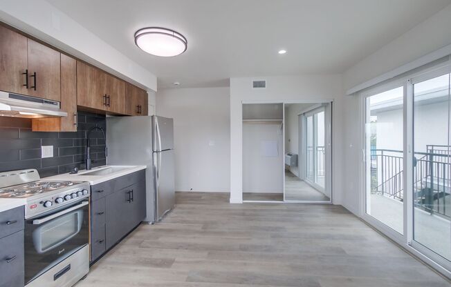 Studio, 1 bath, 300 sqft, $1,995, Unit 4840-27