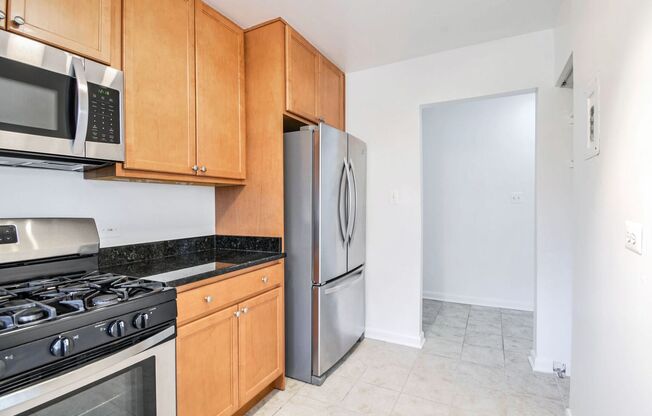 2 beds, 1 bath, $2,200, Unit # 204