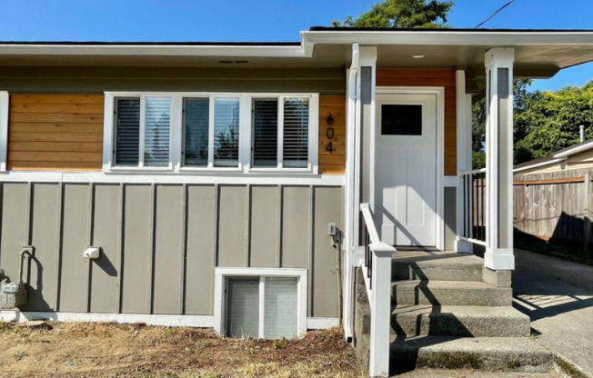 604 CAMAS AVE NE