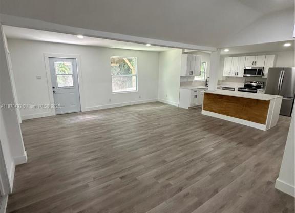 302 SW 15 ST