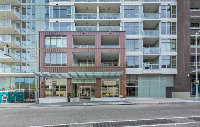 Luxurious 1Bed Condo w/ Den! Welcome to Insignia! Available Mid July