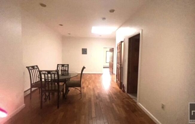 3 beds, 1 bath, $3,600, Unit 3