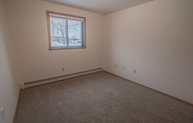 3 beds, 1 bath, 1,025 sqft, $955, Unit 3100-101