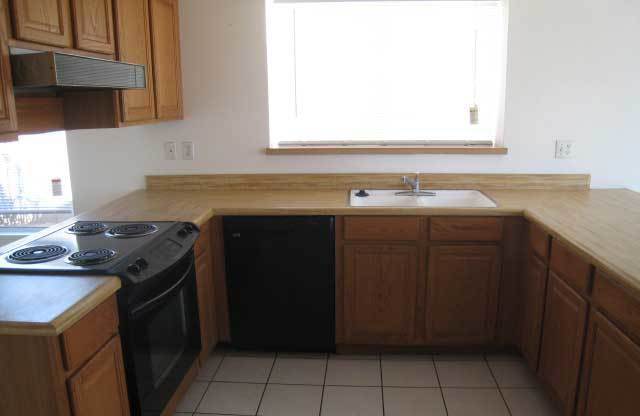 Nice 3 bedroom, 2 bath home in great Chandler location