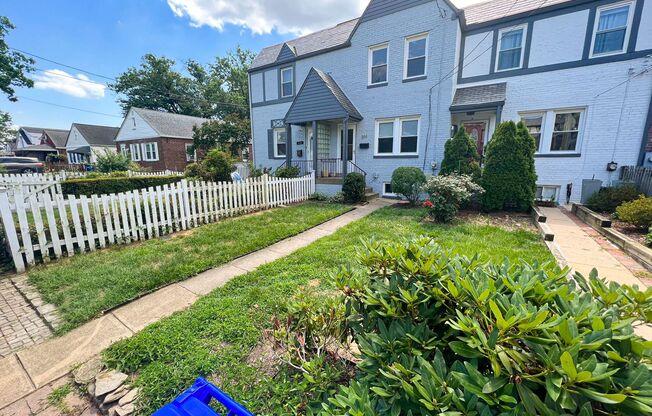 Charming 2 Bed 2 Bath Brick Townhome With A Fully Fenced Yard In Beautiful Foxcroft Heights