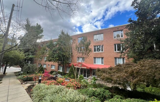 Lovely 1 BR/1 BA Lower Level Condo in Glover Park!