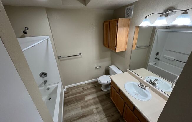 2 beds, 1 bath, 848 sqft, $1,900, Unit 1706