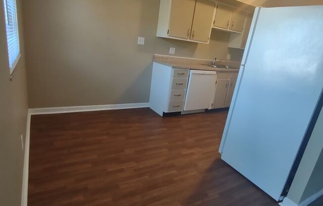 2 beds, 1 bath, 960 sqft, $959, Unit 4