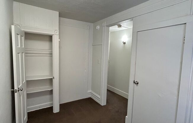 2 beds, 1 bath, $1,195, Unit 314 S Queen Apt 2